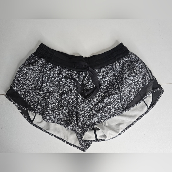Lululemon Hotty Hot Short 2.5" - Picture 4 of 11